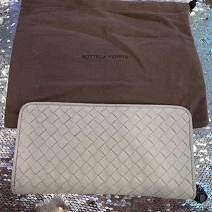Bottega Venta Preloved wallet excellent condition inside n out light grey.